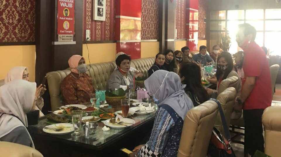 Ratu Munawaroh saat bersama Komunitas Tionghoa Jambi