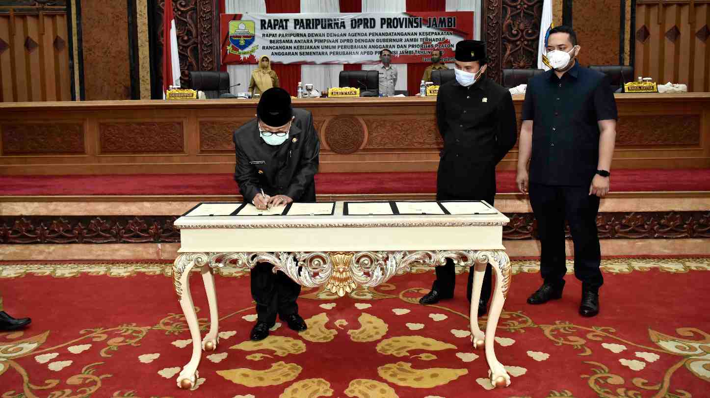 Gubernur dan DPRD Provinsi Jambi saat tandatangani kesepakatan KUPA PPAS-P 2020
