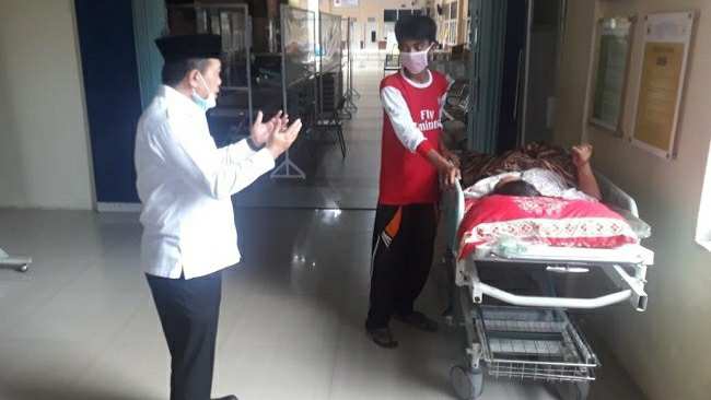 Al Haris saat berpapasan dengan pasien di RSUD Raden Mattaher Jambi 