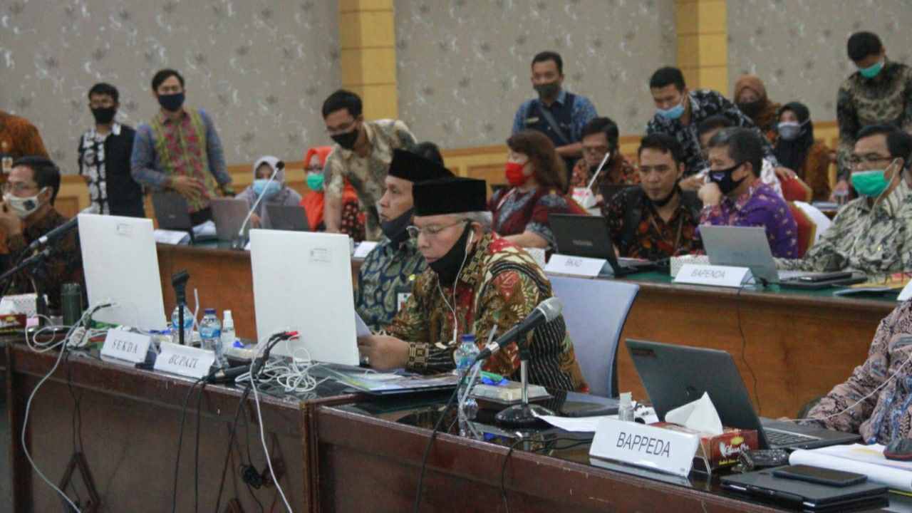 Bupati Safrial (tengah)