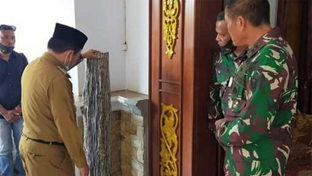Al Haris saat menunjukan fosil Sungai Merangin
