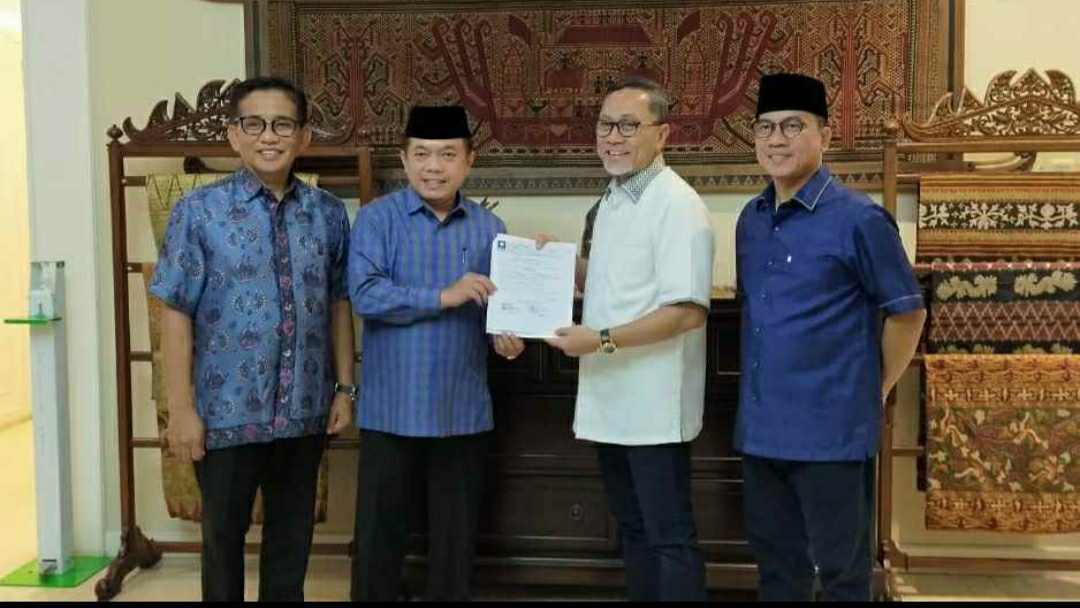 Zulhas (dua dari kiri) saat penyerahan SK rekomendasi PAN ke Al Haris