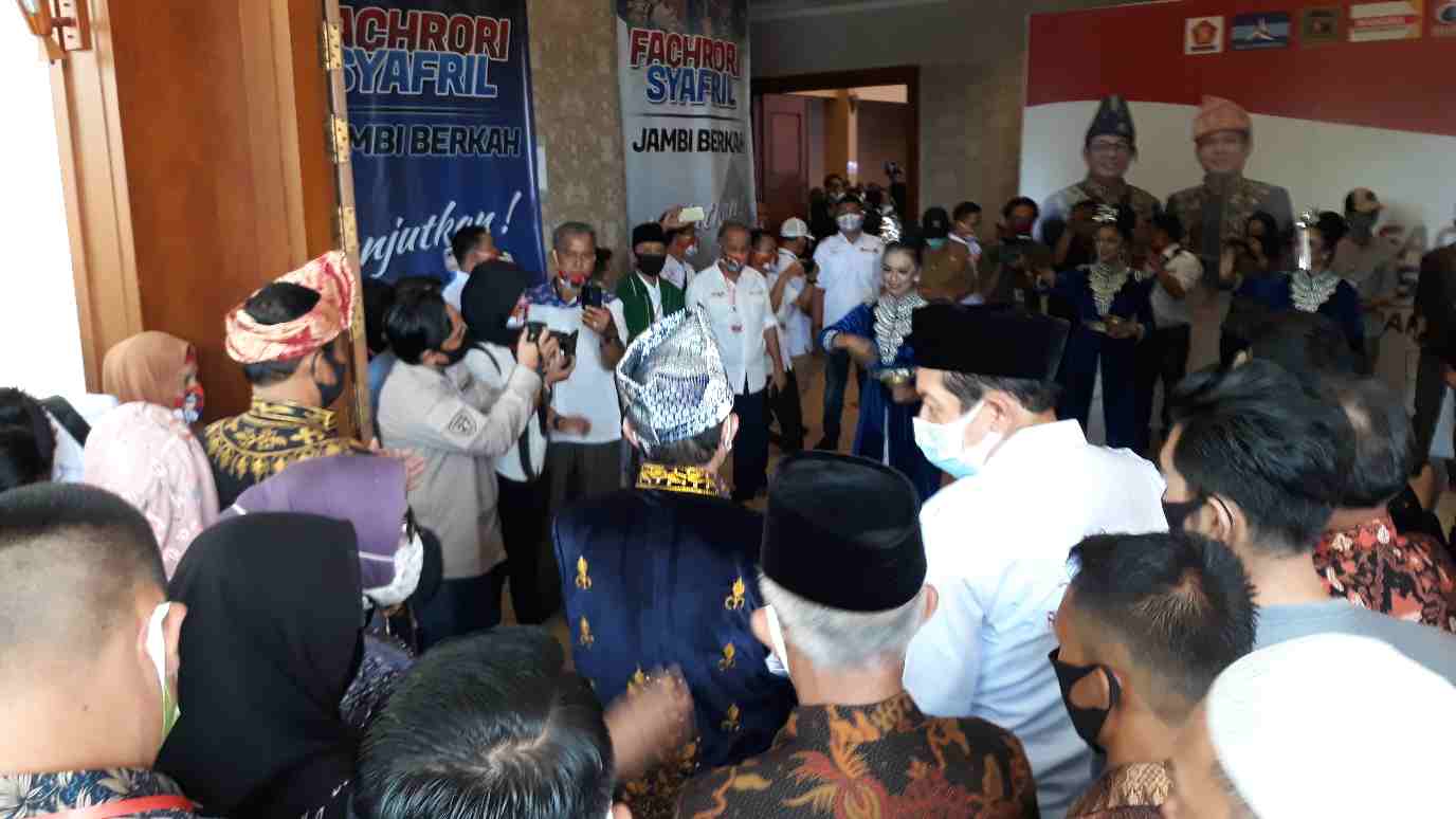 Fachrori-Syafril saat tiba di lokasi pelanfikan