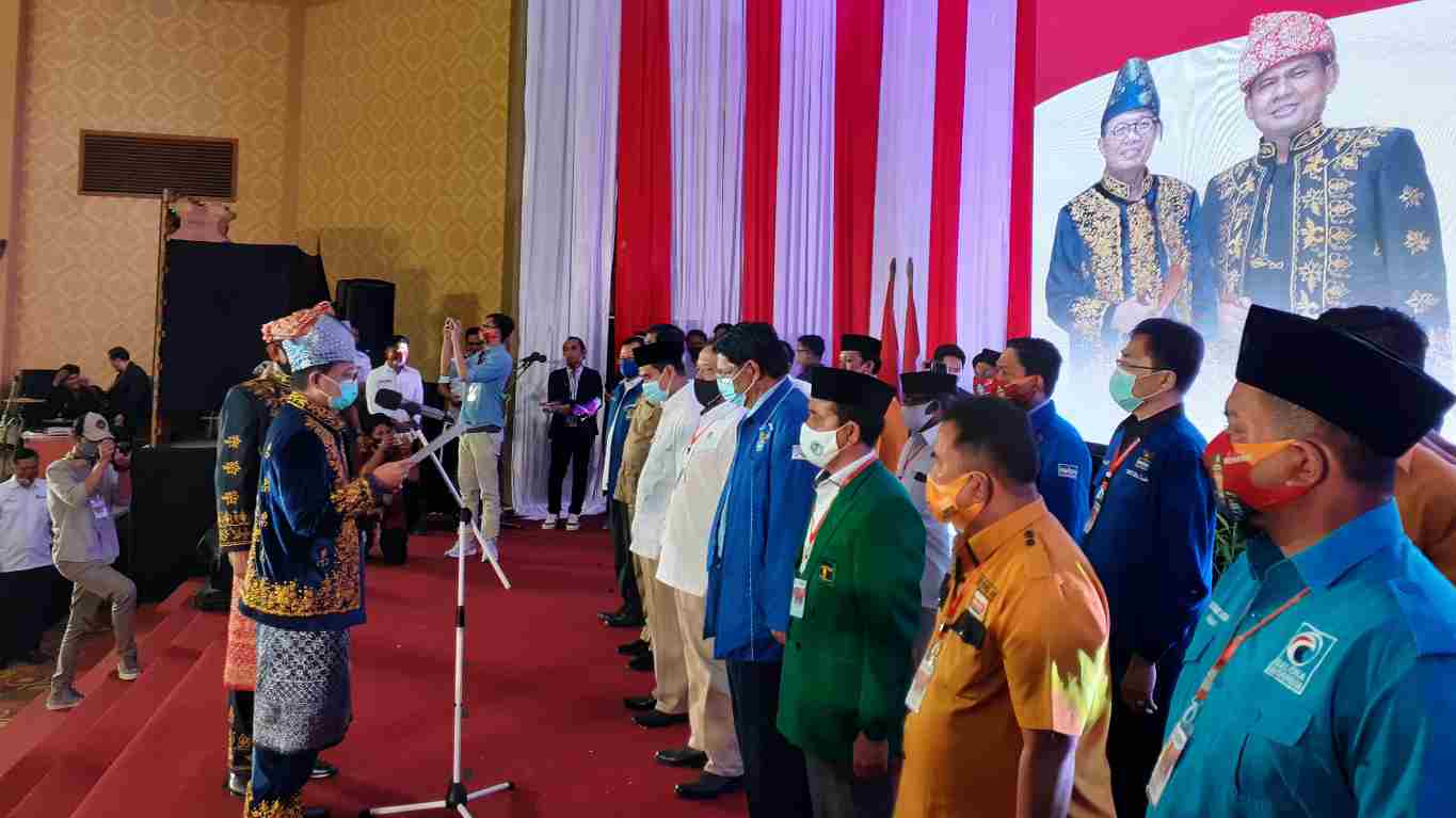 Fachrori-Syafril saat mengukuhkan Tim Partai Koalisi dan Tim Pemenangan
