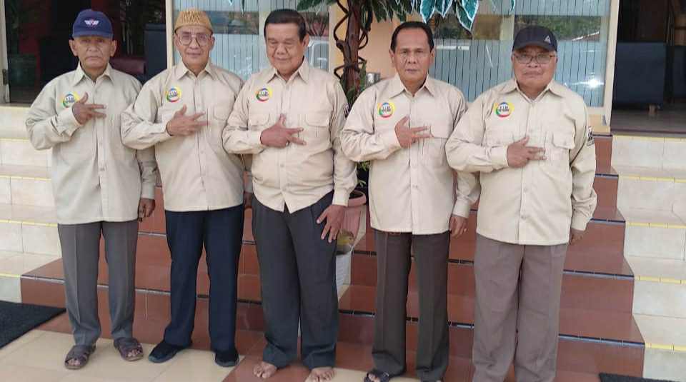 Nasrun Madin (tengah)