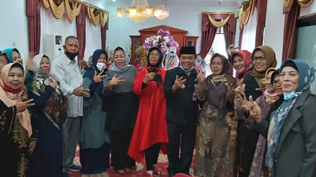 Yusniana HBA (enam dari kiri) saat salam tiga jari bersama Al Haris