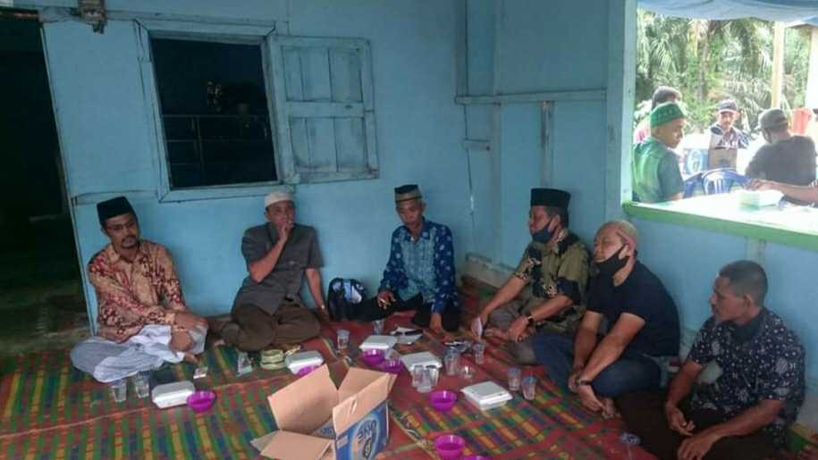 Abdullah Sani saat bersilaturahmi dengan warga Muara Papalik Tanjab Barat