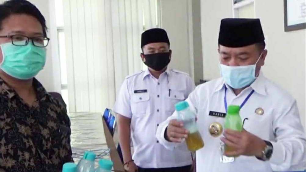 Al Haris saat membuat Ramuan Daun Sungkai