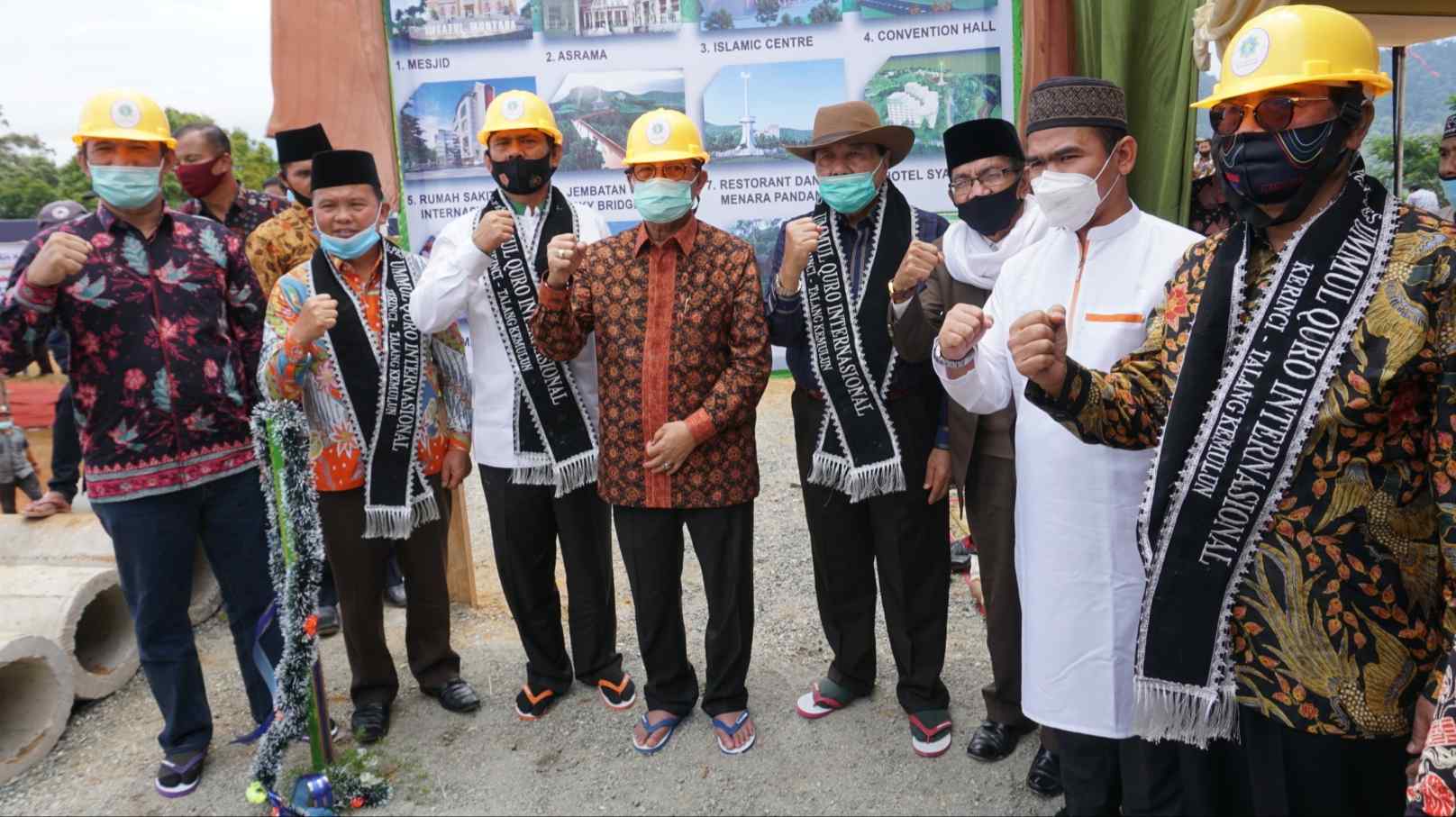 Fachrori-Syafril saat hadiri peletakan batu pertama pembangunan Kota Santri Internasional 