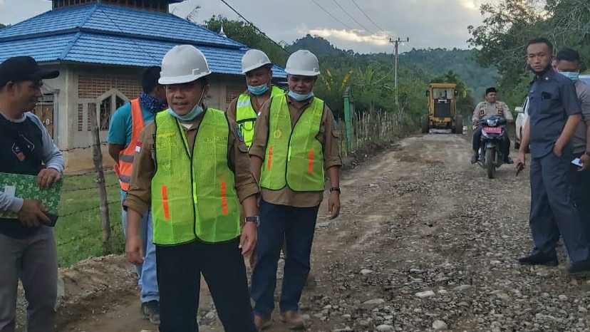 Al Haris saat memantau pengerjaan jalan Muara Jernih-Kibul