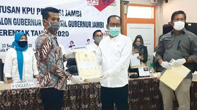 KPU Provinsi Jambi saat serhakan penetapan Haris-Sani sebagai Cagub dan Cawagub Jambi