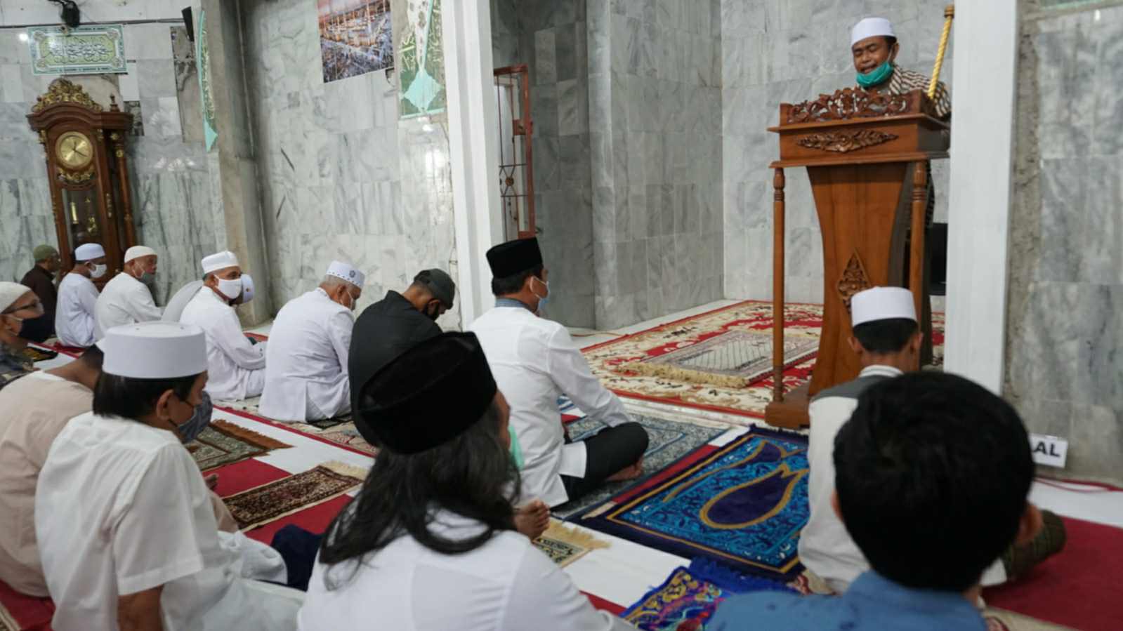 Syafril Nursal saat Sholat Jumat di Kosera