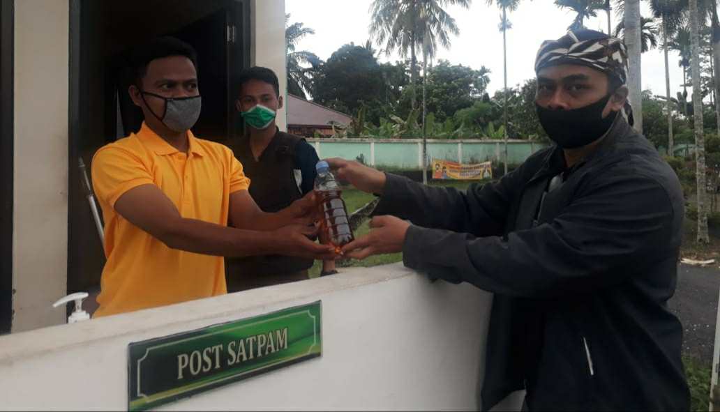 Musri Nauli saat kirimkan ramuan daun sungkai di Bapelkes