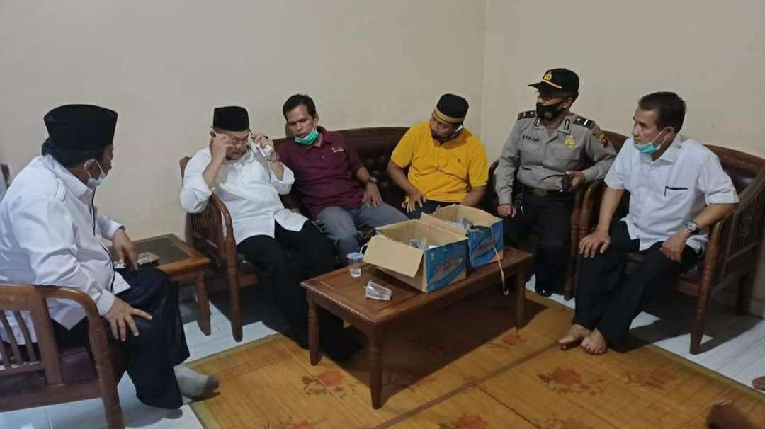 Cek Endra (dua dari kiri) dan pihak Bawaslu, Panwascam Bungo serta pihak kepolisan