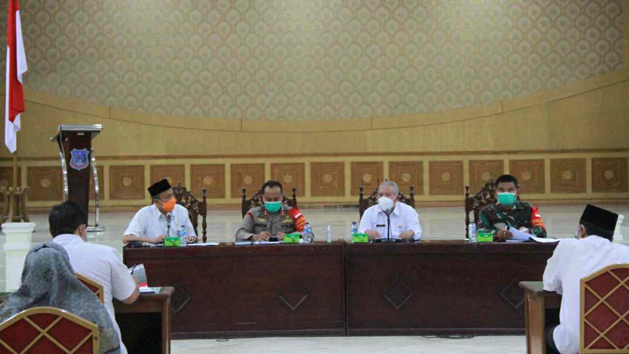 Safrial saat pimpin rapat pencegahan dan penanganan Covid-19