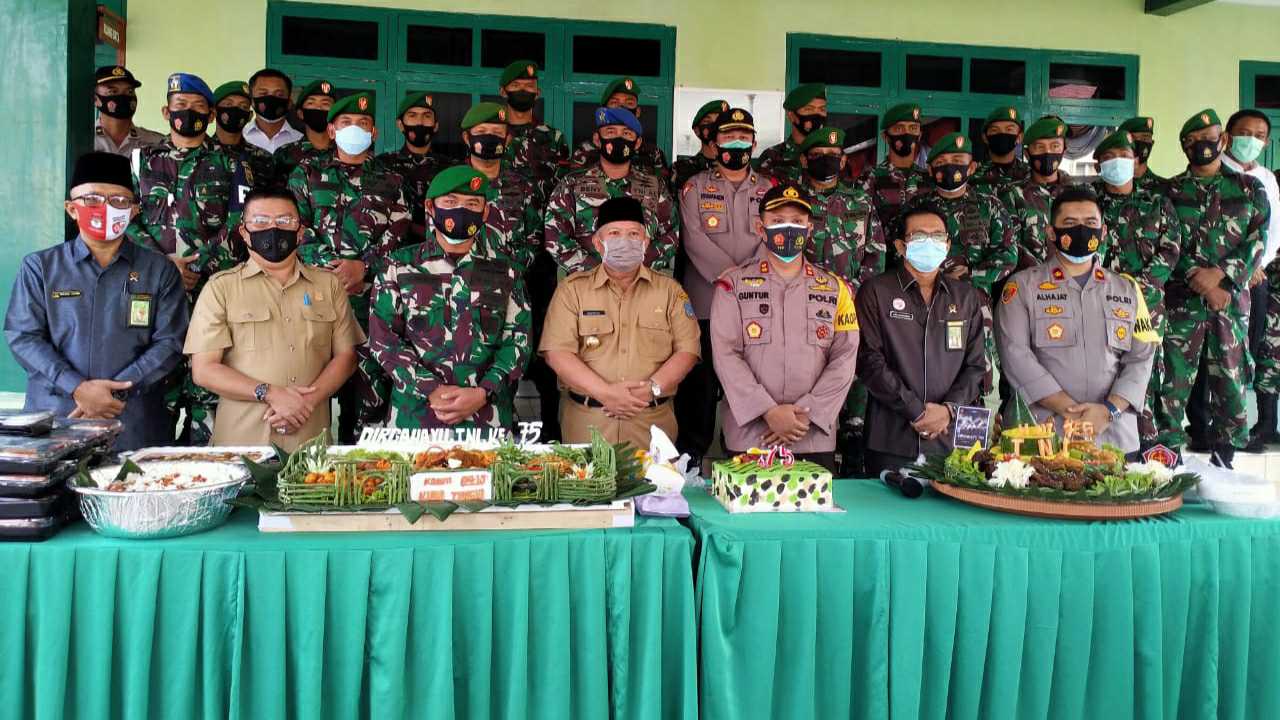 Safrial saat hadiri HUT ke 75 TNI di Makodim 0419/Tanjab