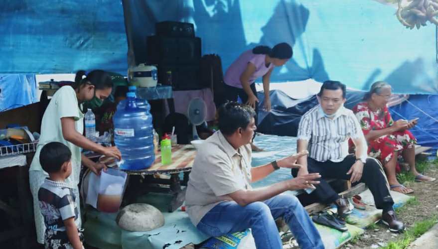 Al Haris saat kunjungi pengungsi sengketa lahan di RT 37, Kelurahan Simpang 3 Sipin