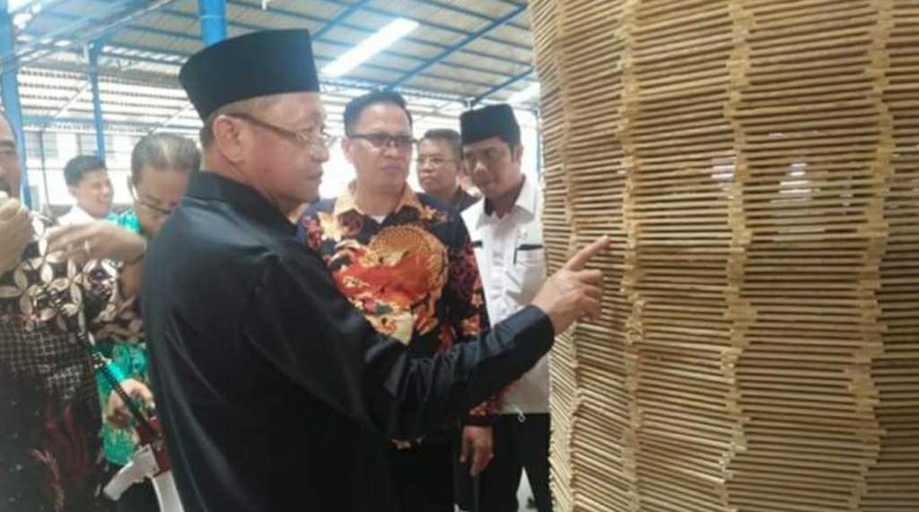 Drs H Cek Endra saat meresmikan pabrik pensil di Sarolangun