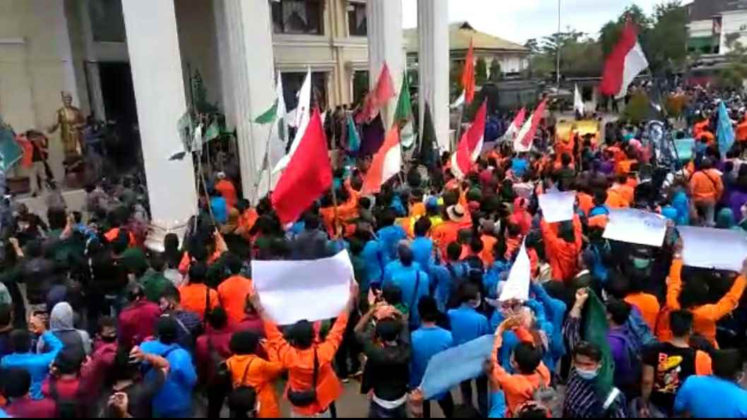Unjuk Rasa Mahasiswa Jambi tolak UU Cipta Kerja di DPRD Provinsi Jambi