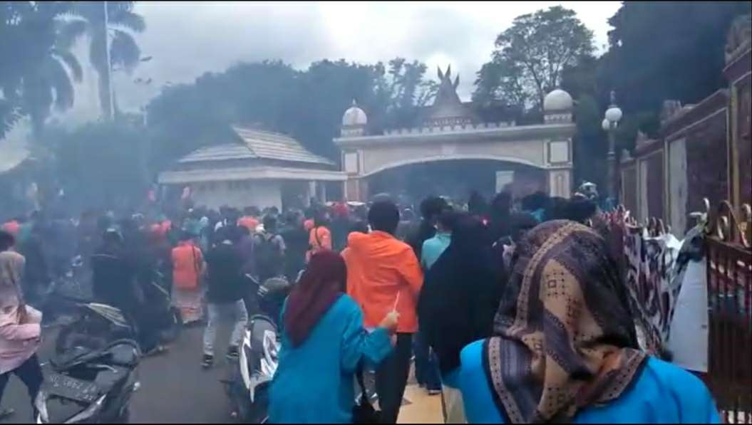 Rusuh aksi unjuk rasa mahasiswa tolak UU Cipta Kerja di DPRD Provinsi Jambi 