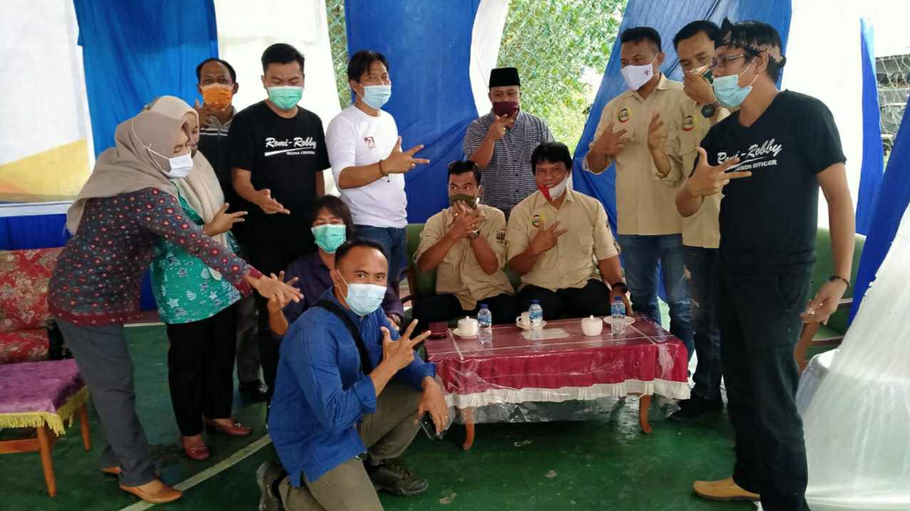 Robby Nahliansyah bersama Tim Relawan Kharisma