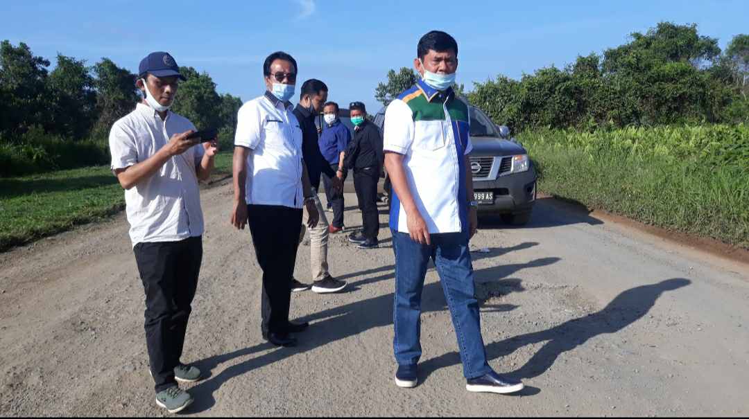 Syafril Nursal saat tinjau jalan Muara Sabak