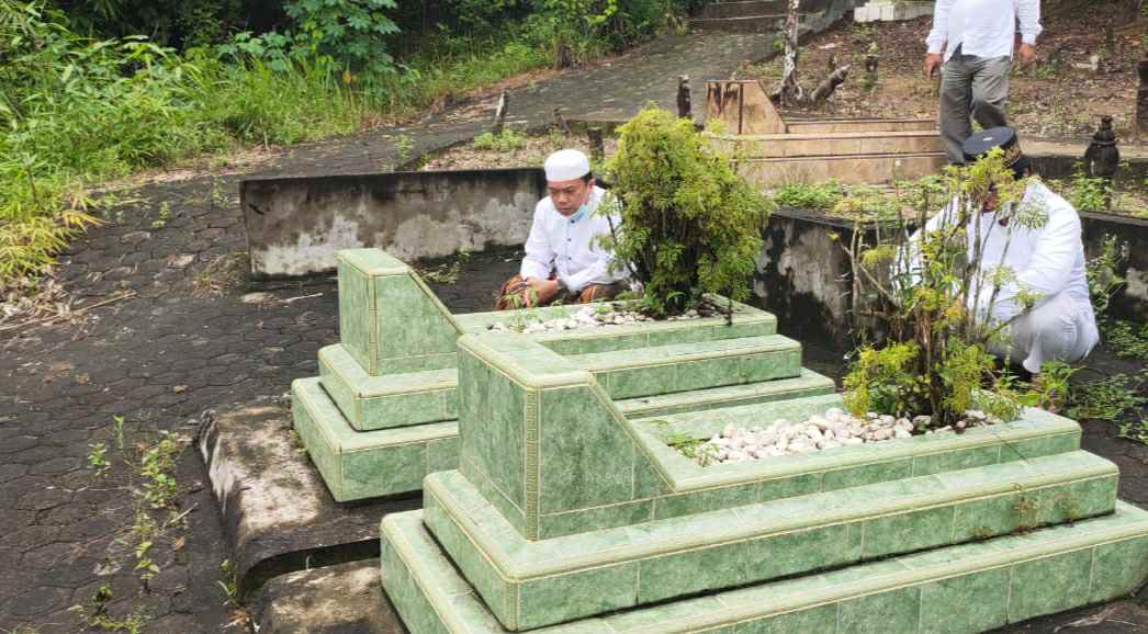 Al Haris saat ziarah ke makam Abdurrahman Sayoeti