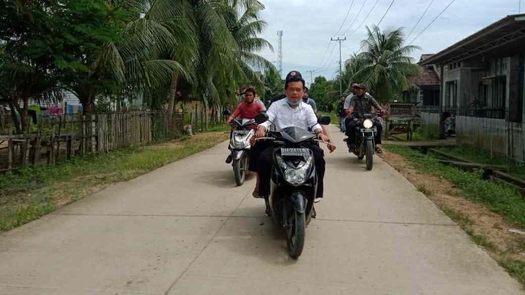 Al Haris saat mengendarai motor sendiri menuju Terusan, Maro Sebo Ilir