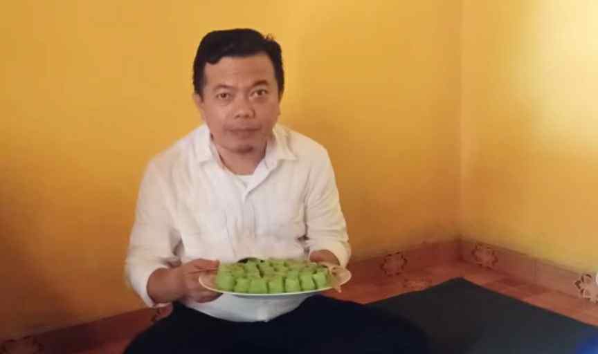 Al Haris saat cicipi kue khas Terusan