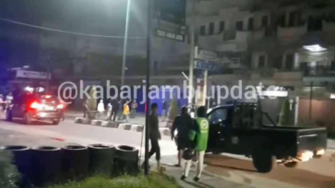 Keributan warga dengan geng motor di Simapng Kawat