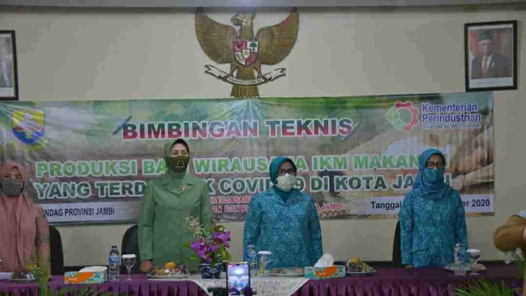 Rahima saat buka Bimbingan Tenis Produksi IKM