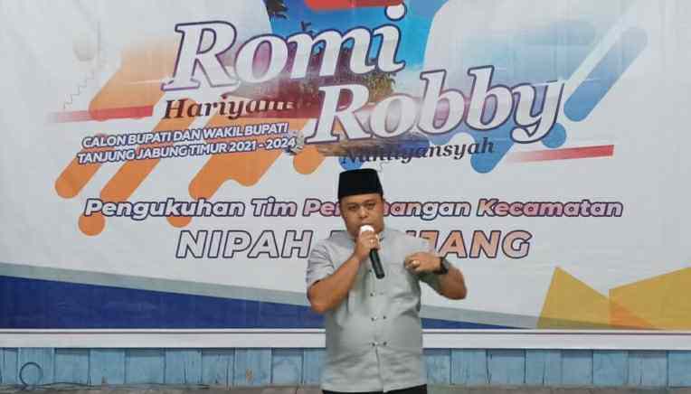 Robby Nahliansyah saat lantik Tim Pemenangan R2 Kecamatan Nipah Panjang