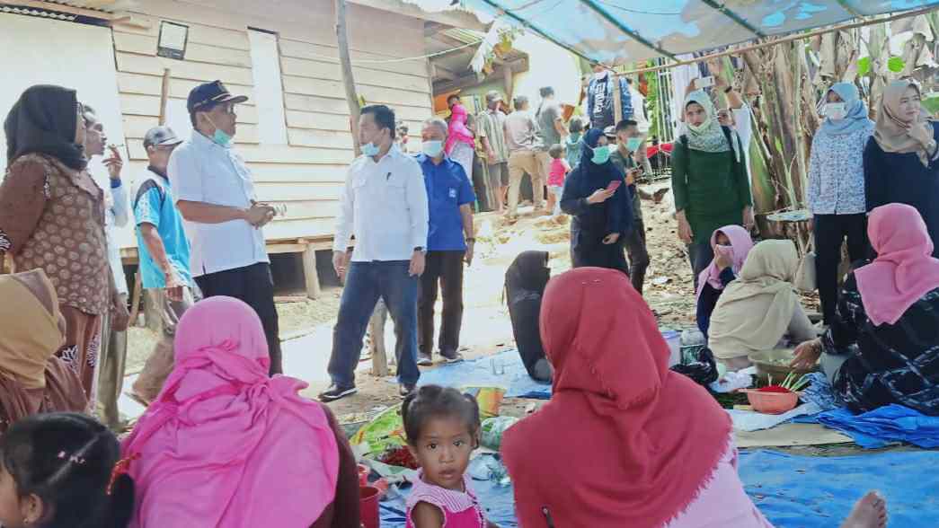 Al Haris dan H, Bakri saat bersma warga Berbak