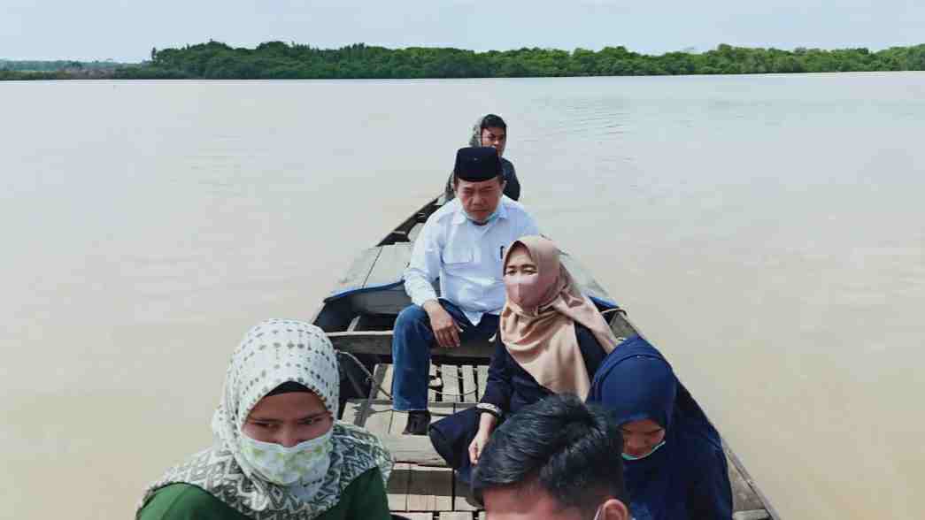 Al Haris saat gunakan ketek nyeberang ke Rantau Rasau
