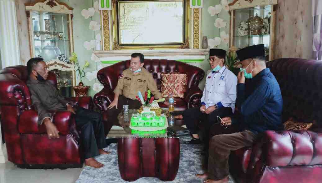 Al Haris, Abdullah Hich dan H. Bakri saat silaturahmi di kediaman pengusaha Rantau Rasau