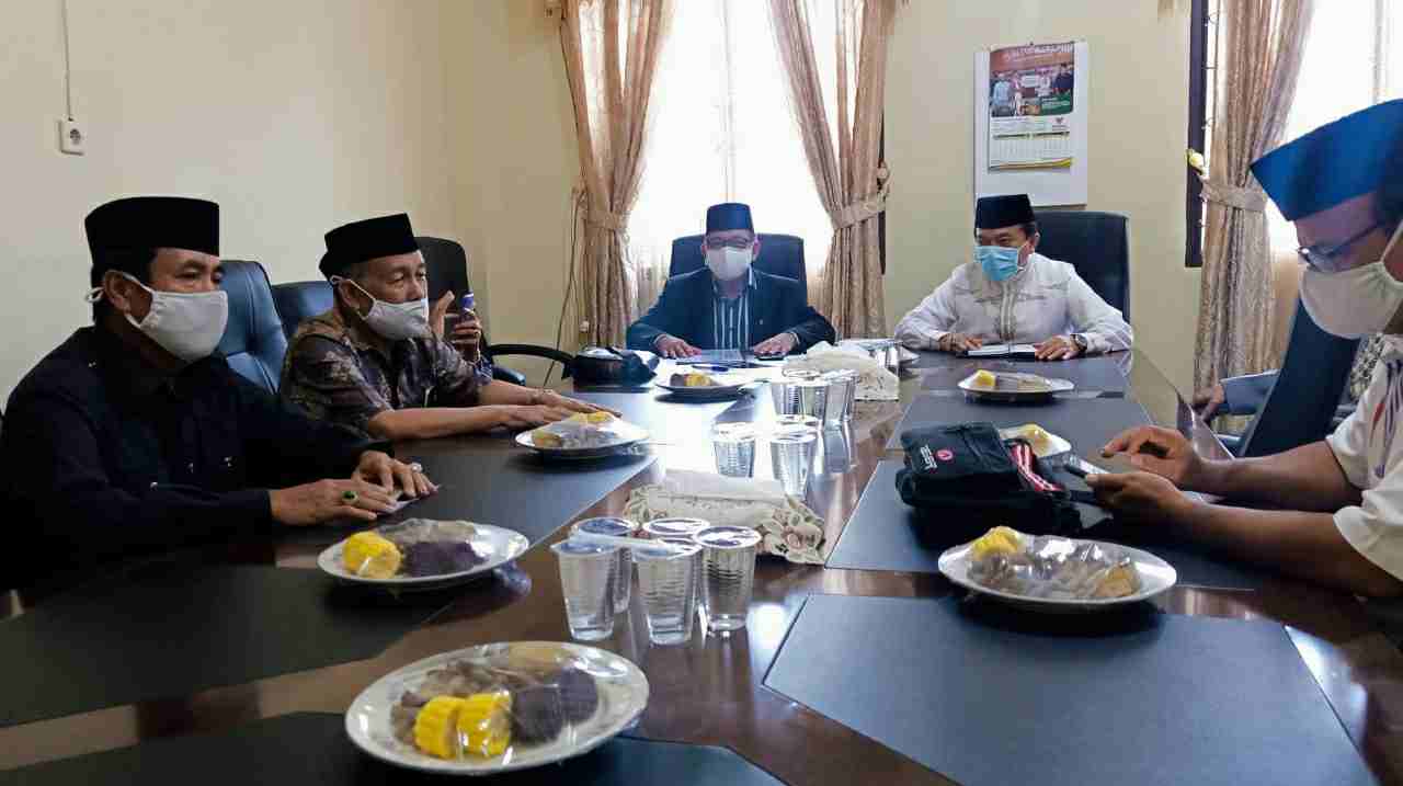 Al Haris saat silaturahmi dengan pengurus MUI Jambi