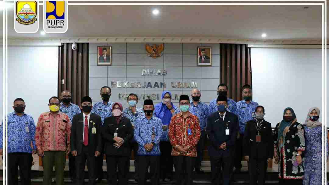 Fauzi bersama pejabat yang baru dialntik