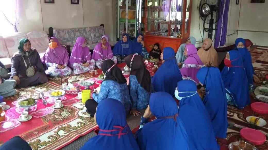 Wirdayanti Romi saat silturahmi bersama emak-emak di Mendahara
