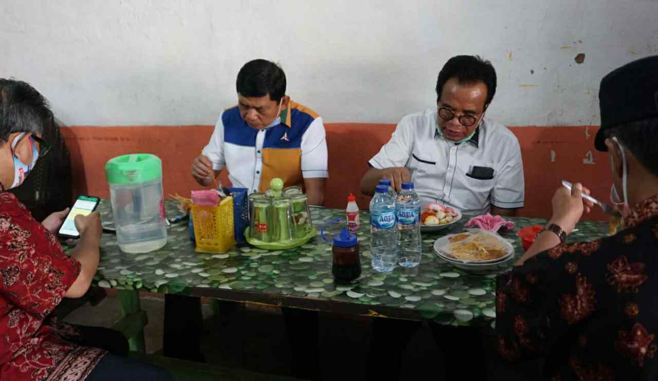 Syafril Nursal saat sarapan