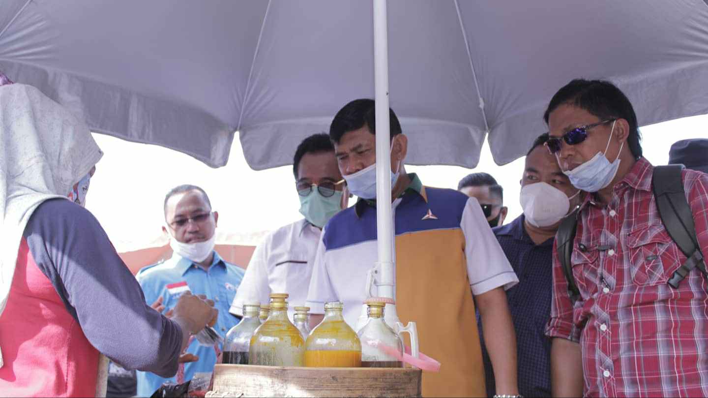 Syafril dan penjual jamu tradisional di Pasar PU Tembesi