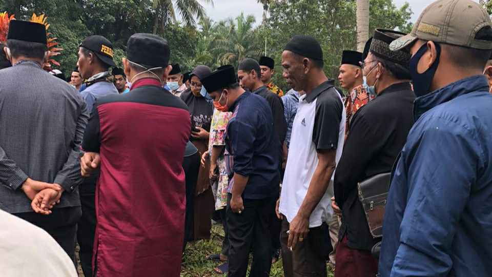 Robby Nahliansyah saat hadiri pemakaman almarhum H. Oman Hidayat