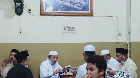 Al Haris sarapan pagi bersama warga usai sholat subuh berjamaah