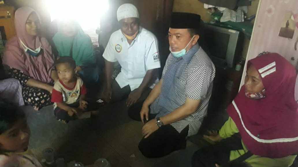 Al Haris saat mampir kerumah waŕga saat berkunjung di Pelabuhan Dagang, Tungkal Ulu