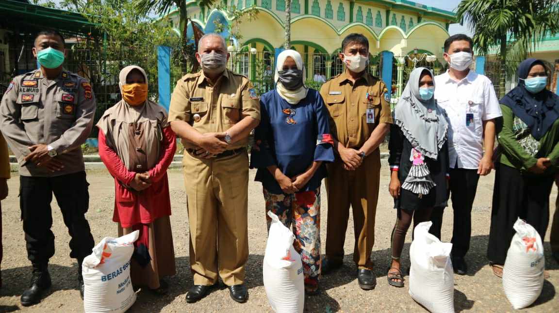Safrial saat serahkan bantuan sosial untuk PKH