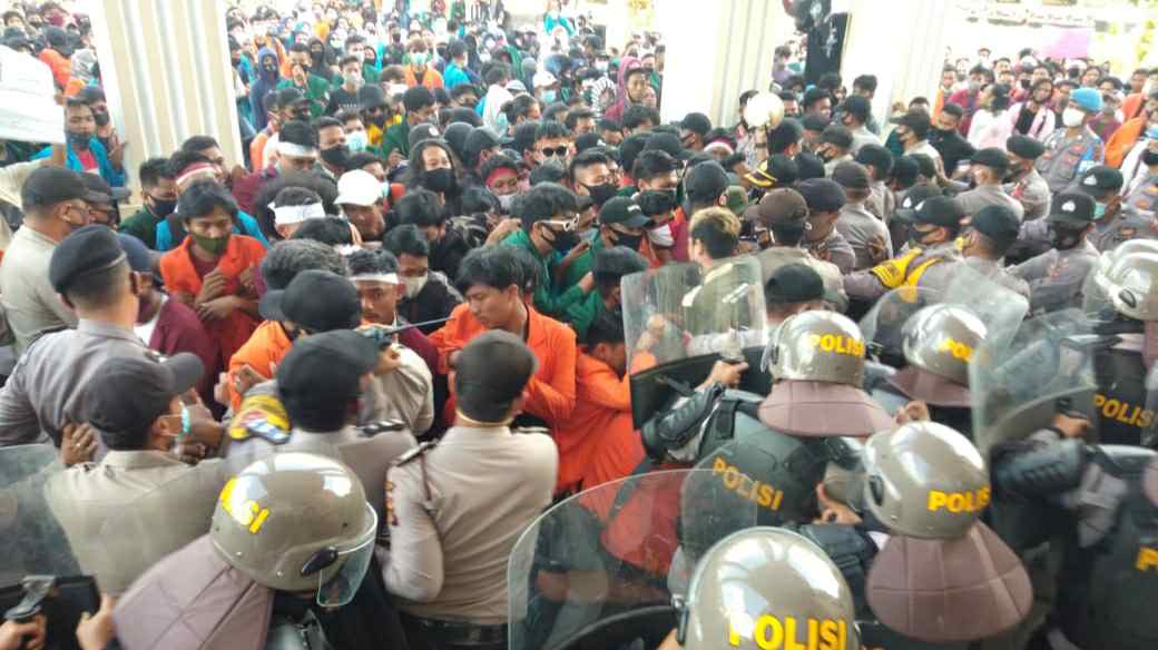 Massa aksi dan polisi saat aksi saling dorong