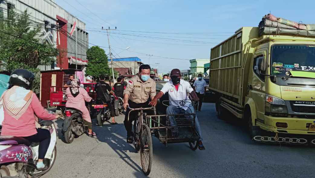 Al Haris saat bawa becak saat akan memantapkan Tim Pemenangan Tajab Barat