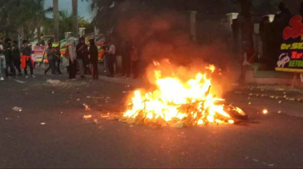 Motor yang dibakar massa