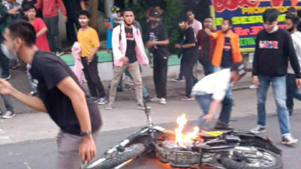Aksi pembakaran sepeda motor saat aksi demontrasi tolak UU Cipta Kerja