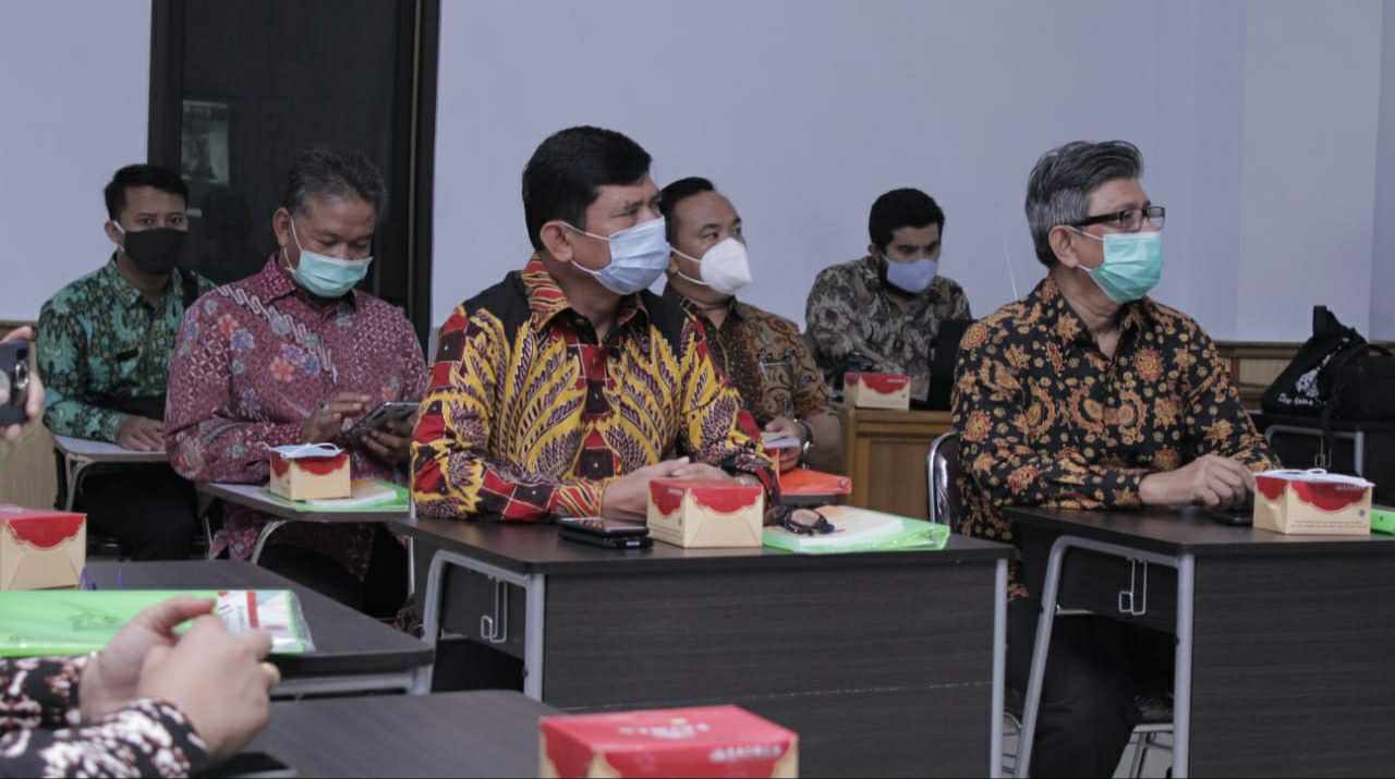 Syafril Nursal saat hadiri sidang ujian promosi doktor bidang ekonomi, Sesaria Yovanda