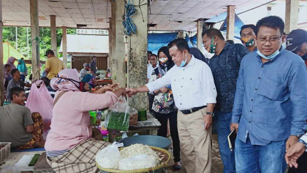 Al Haris saat bluskan ke pasar Simpang Sungai Rengas, Batanghari
